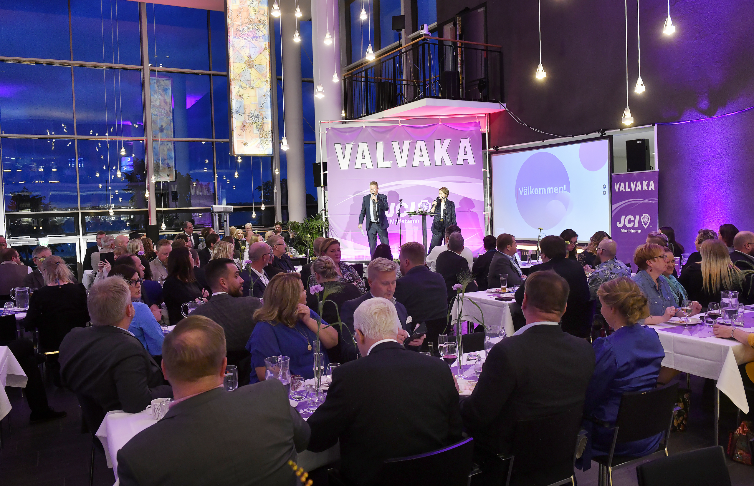 Hundratals på plats i Alandica- valvakan är igång
