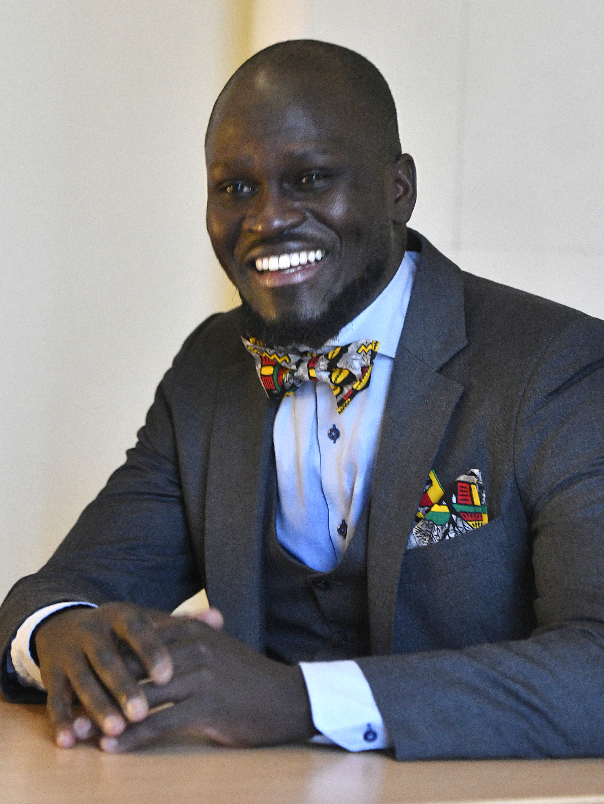 Gästande fredsforskare vill bygga förtroende