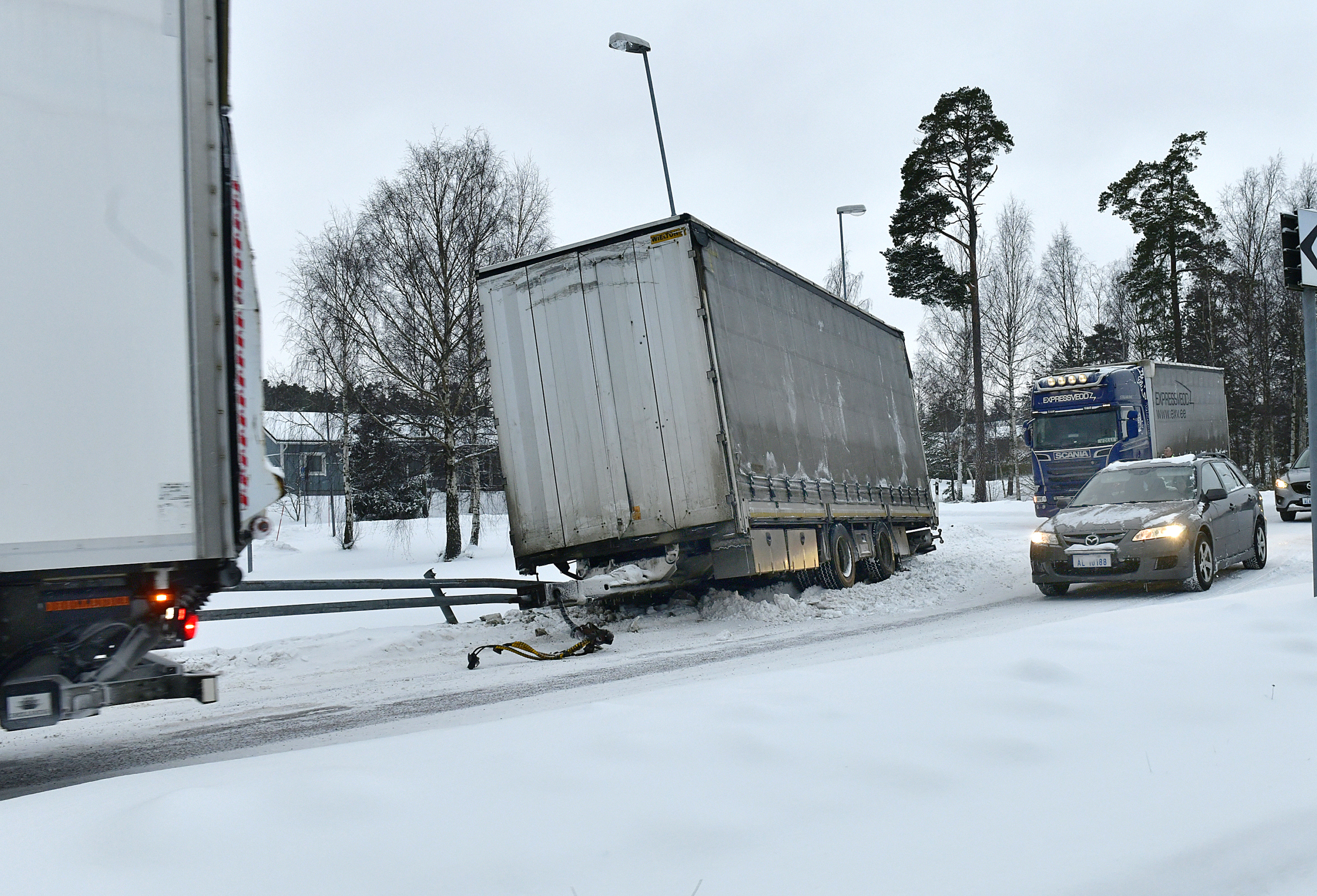 Lastbil i diket – blockerar väg
