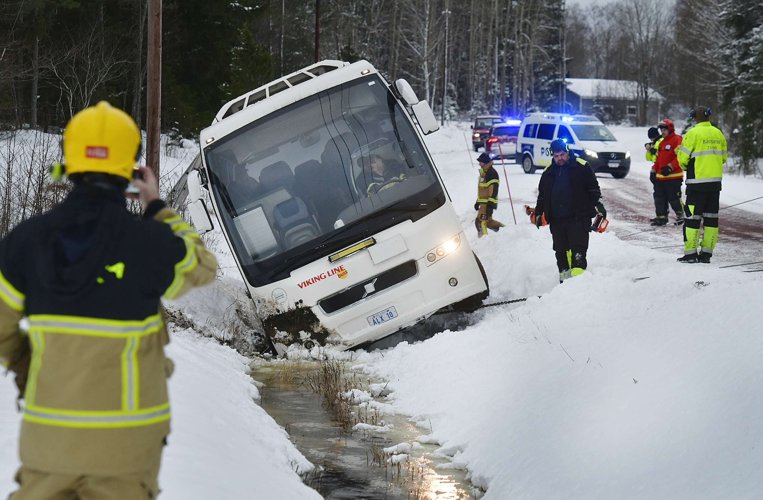 Buss i diket – passagerare evakuerade via takluckan