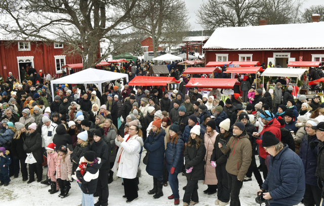Vintervit, välbesökt julmarknad i Jan Karlsgården