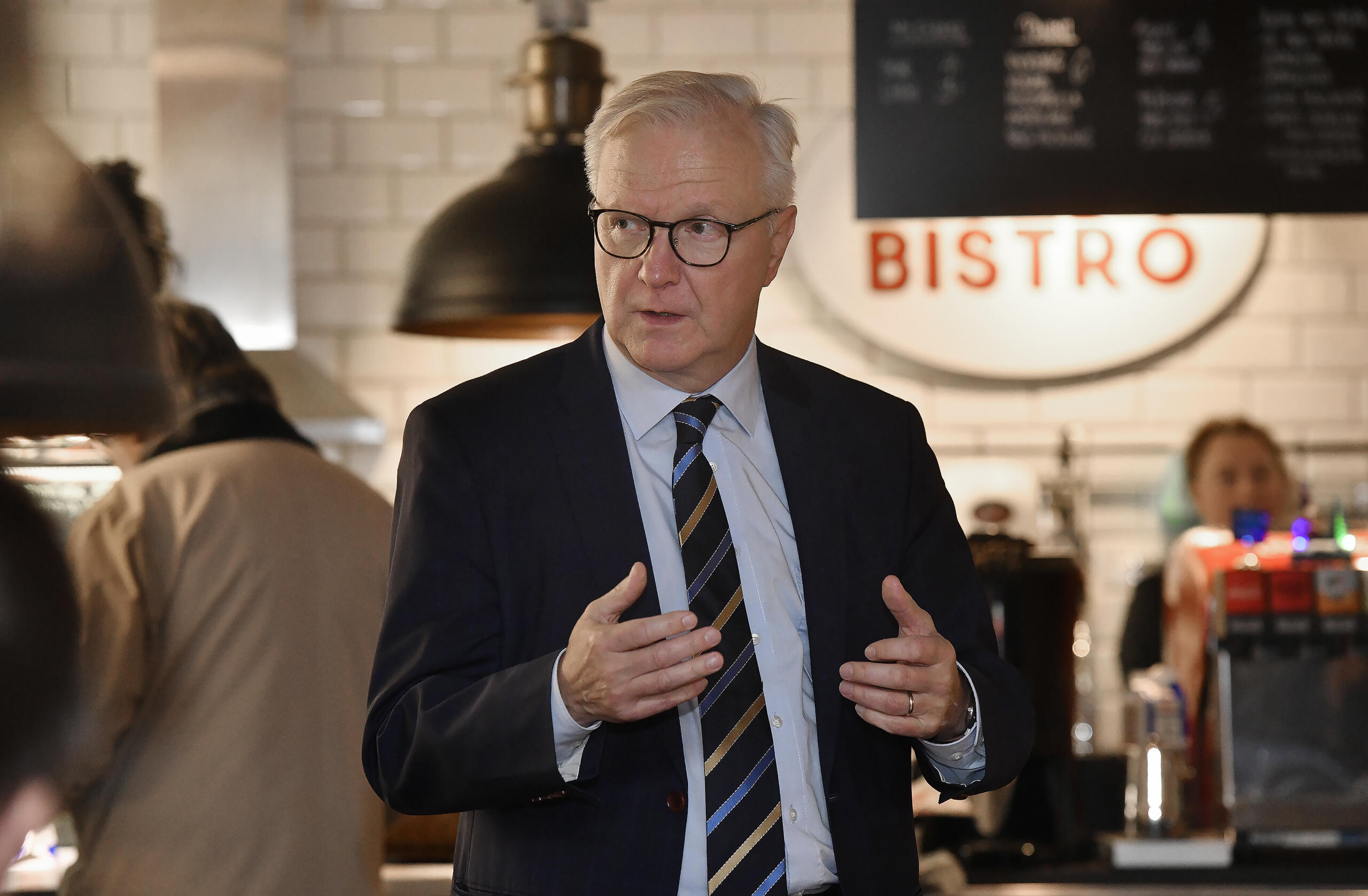 Olli Rehn ger sig tidigt