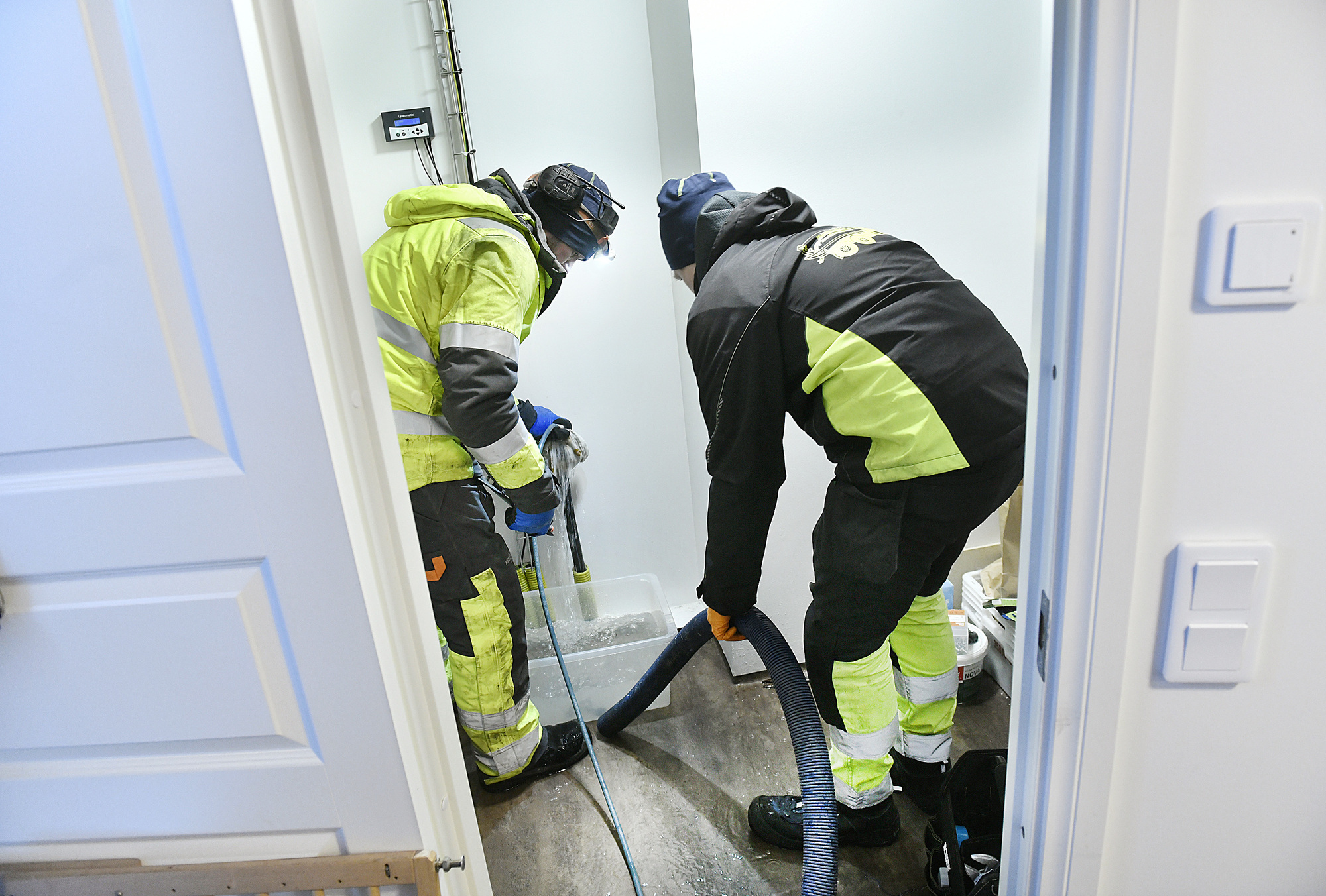 Frusna rör och smält snö ställer till det i vinterkylan