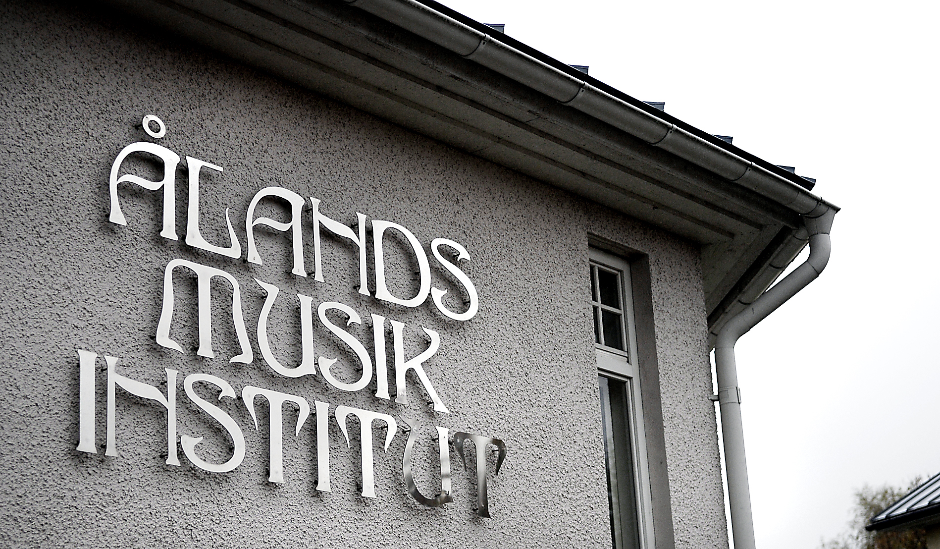 Landskapet upphäver ÅMI-rektorns avstängning