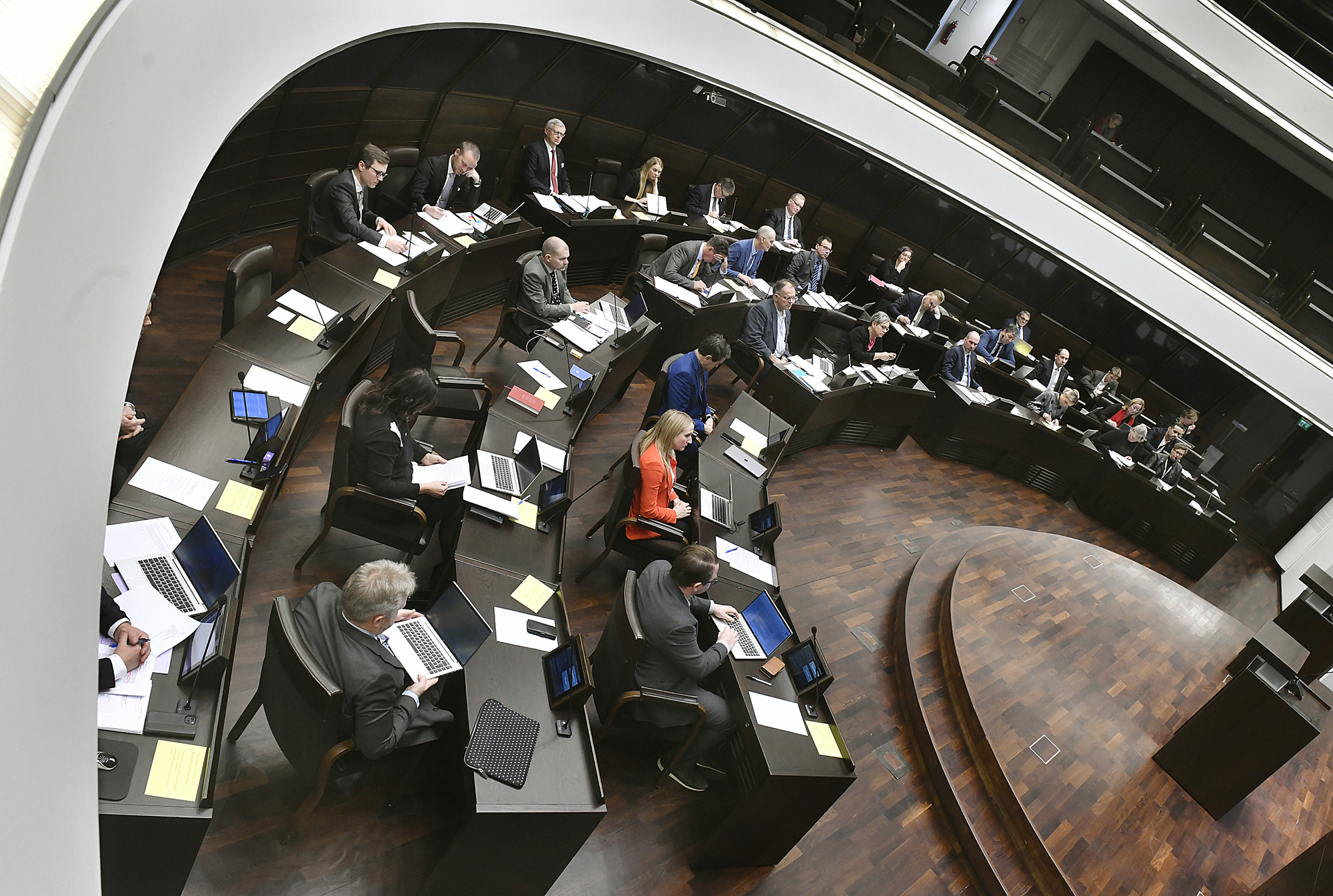 Ny talman ska vid behov väljas utan fördröjning – lagtinget direktsänder debatt om skadestånd