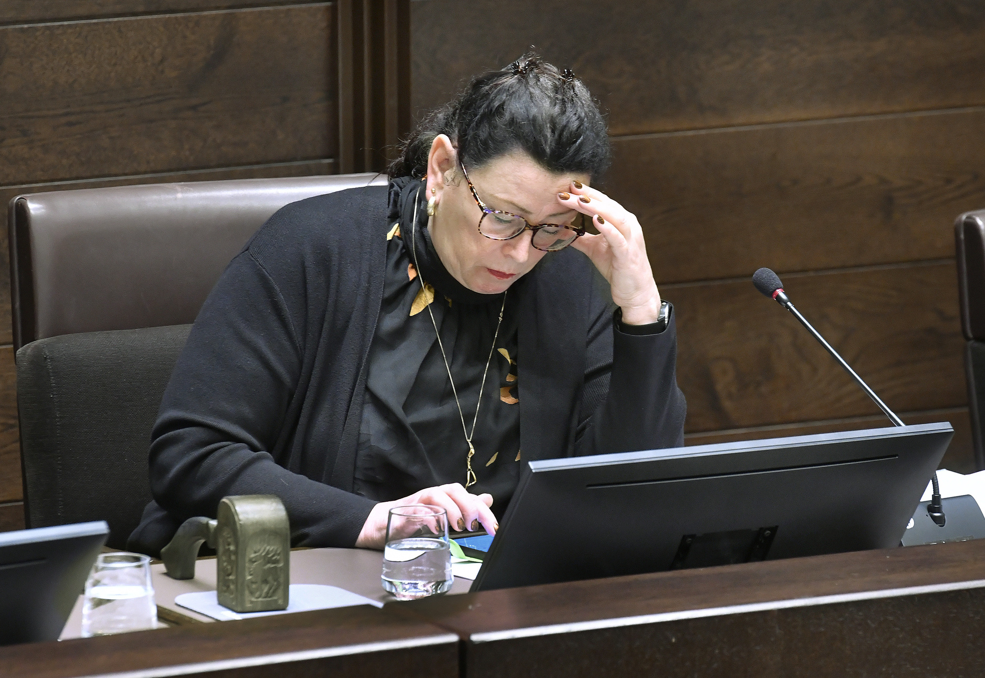 JUST NU: Centerns styrelse och lagtingsgrupp vill att Veronica Thörnroos lämnar talmansposten