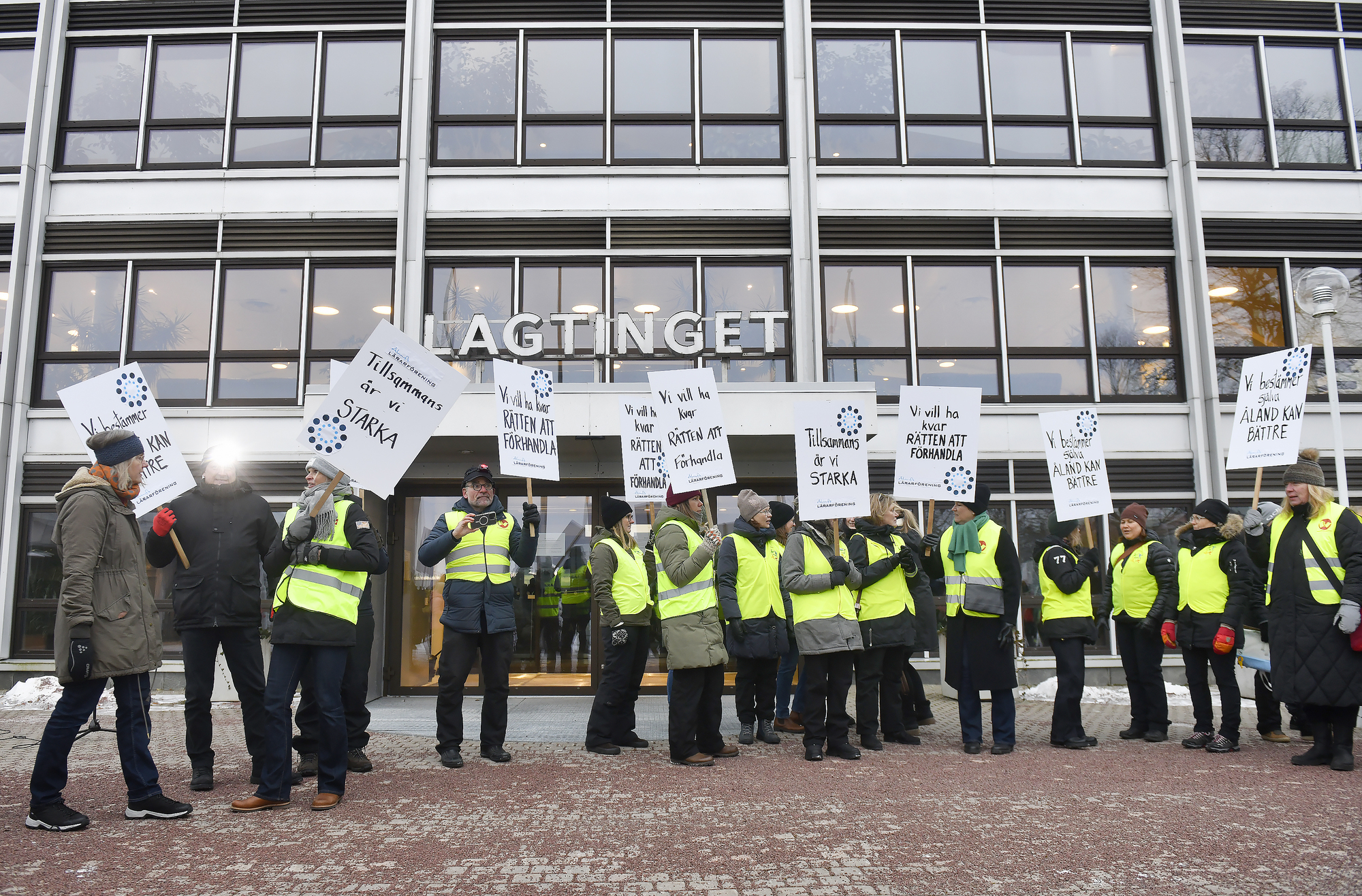 Facklig manifestation uppvaktade landskapsregeringen