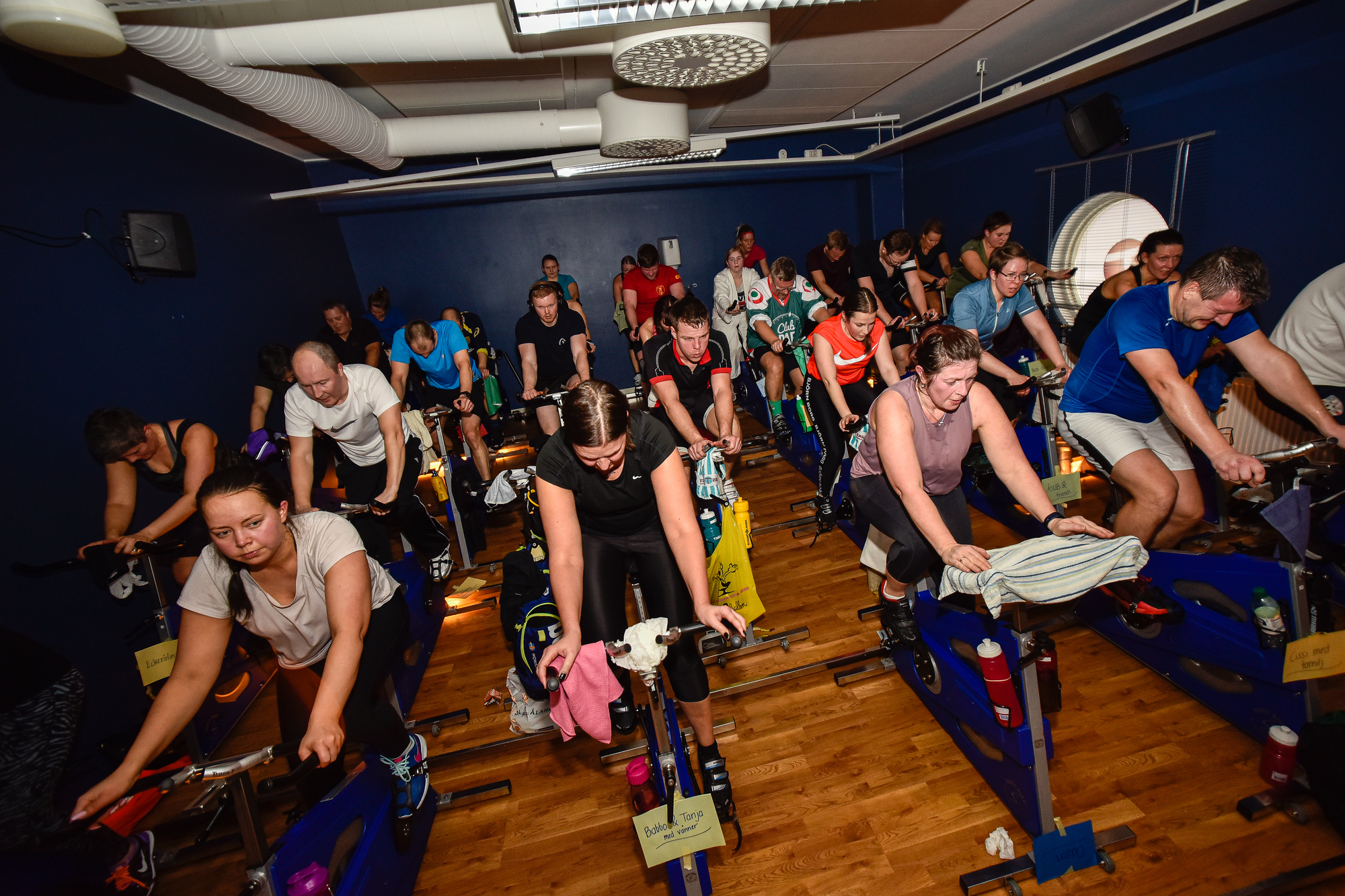 Cykling inomhus samlar in pengar