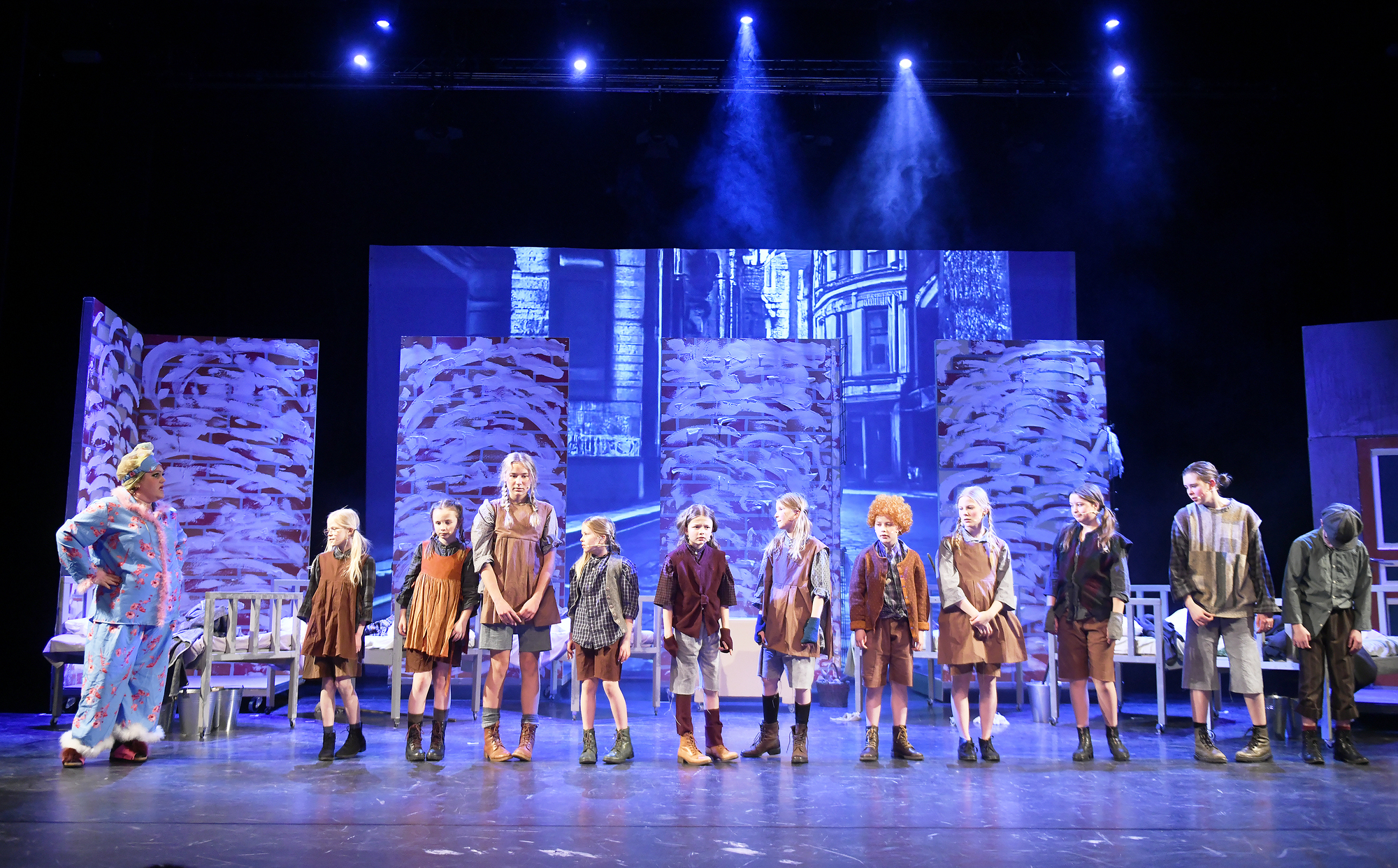 Stiftelse jubilerar genom att bjuda skolbarn på teater