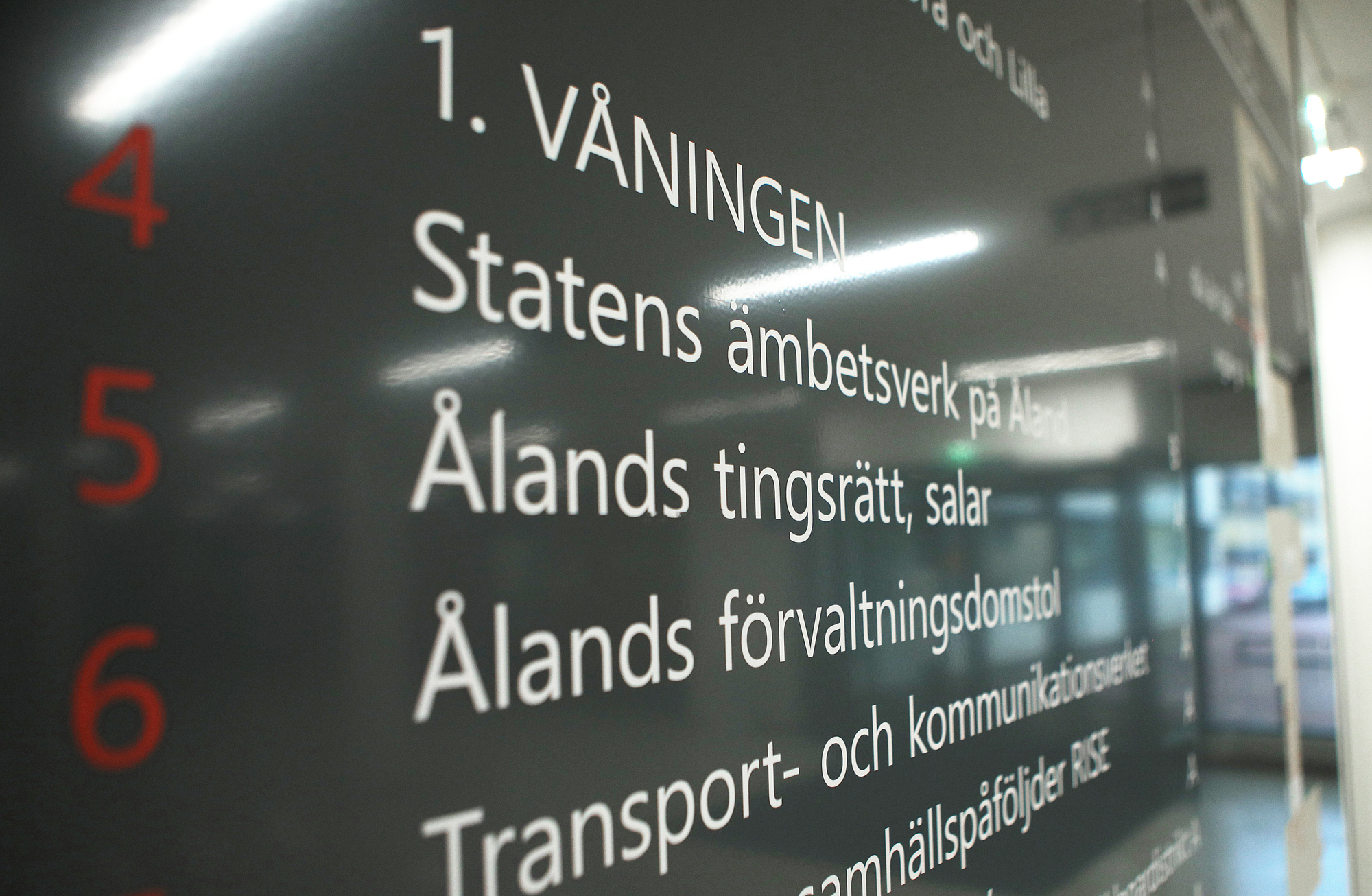 Stämningsman hotades med motorsåg