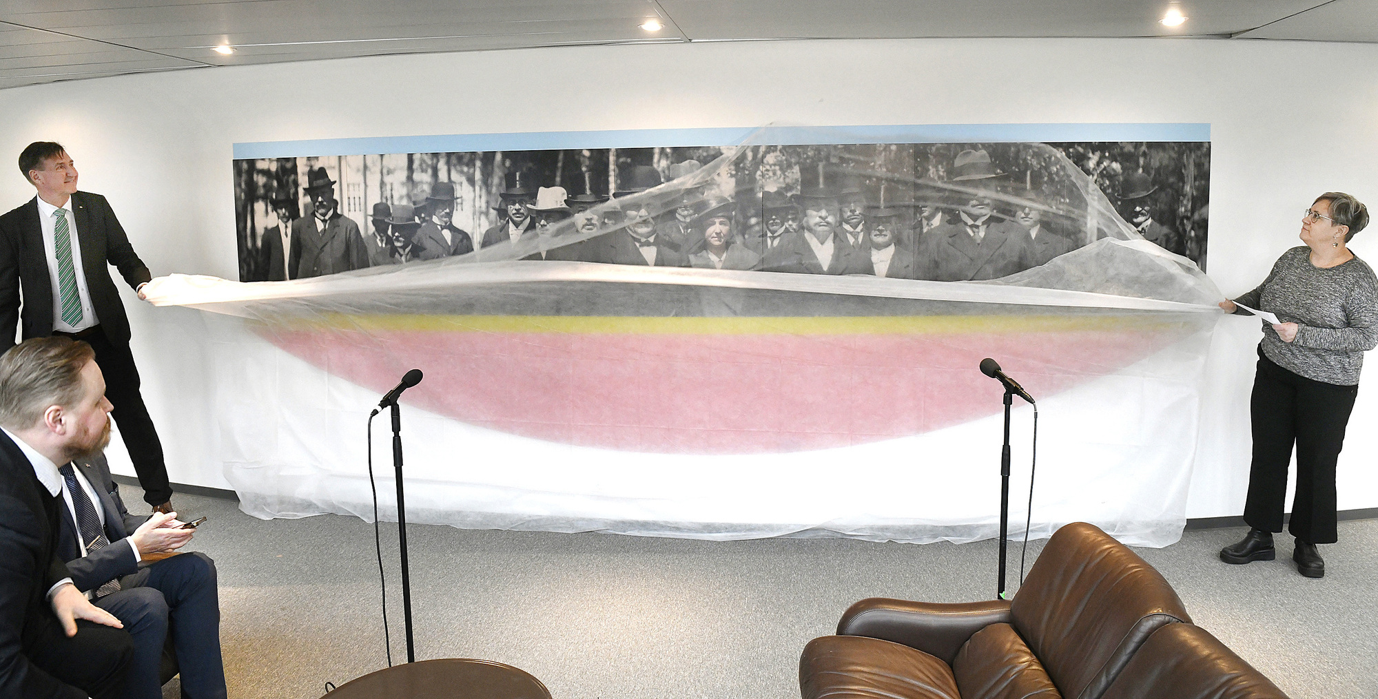 Första kvinnan i lagtinget hyllas med ett konstverk