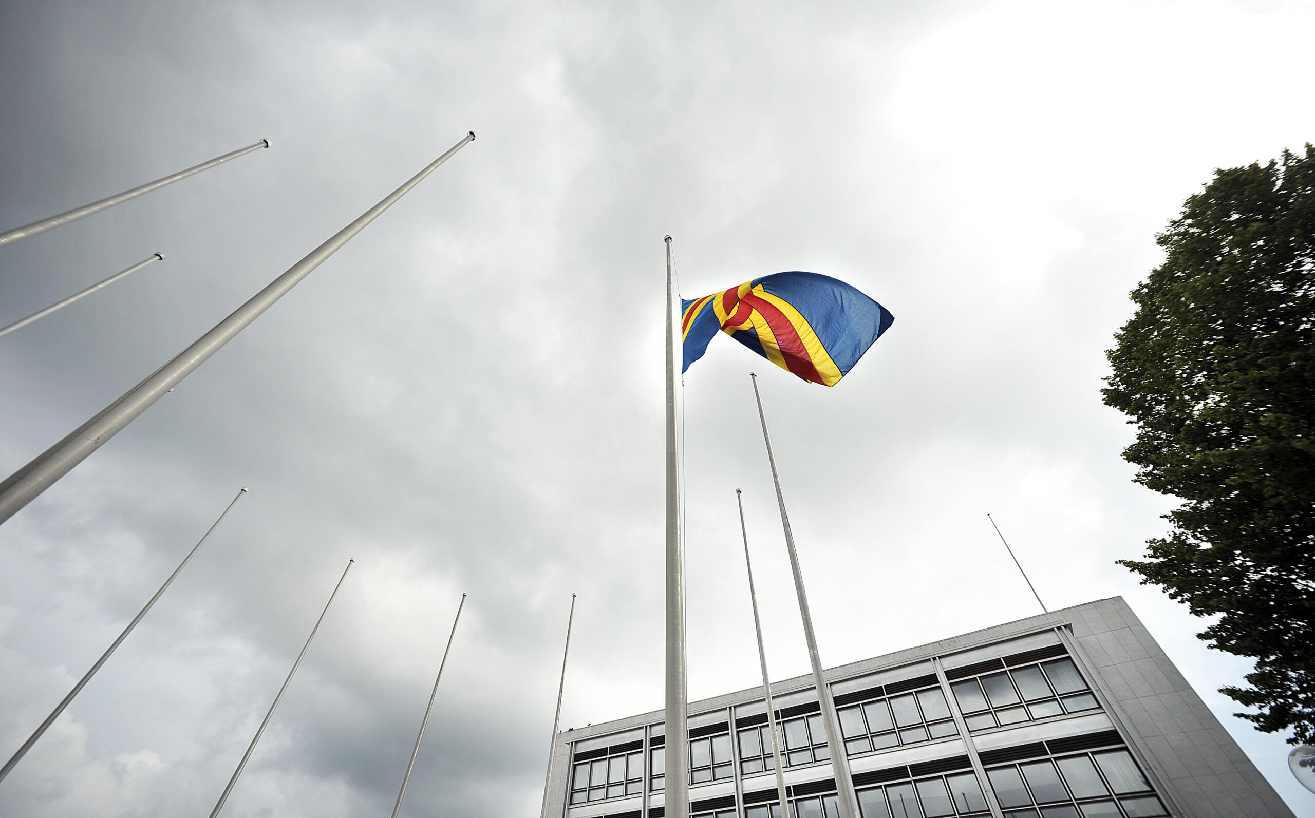 Efter skolskjutningen: statliga byggnader flaggar på halv stång