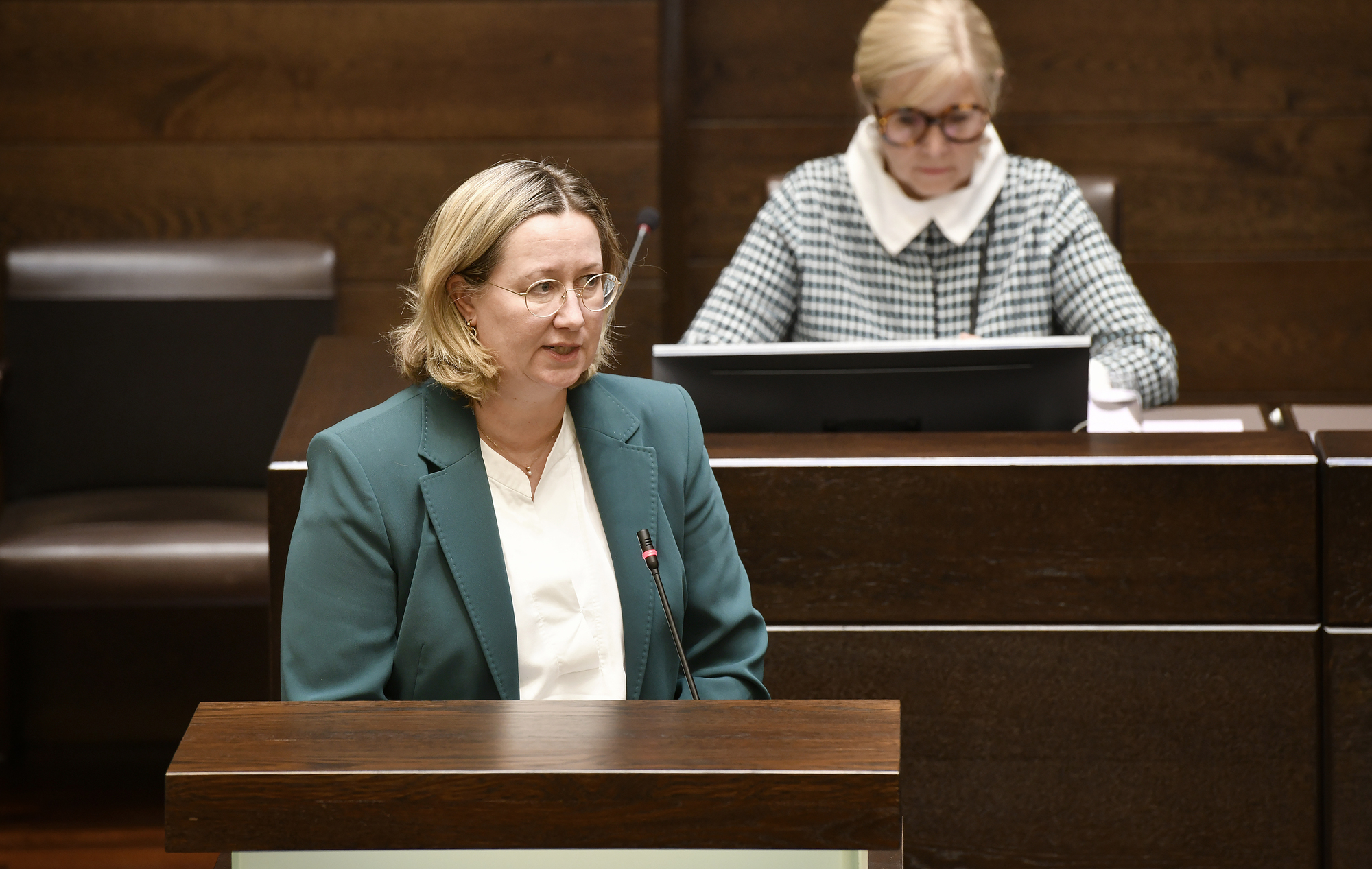 Ministern drar en lans för Axferries