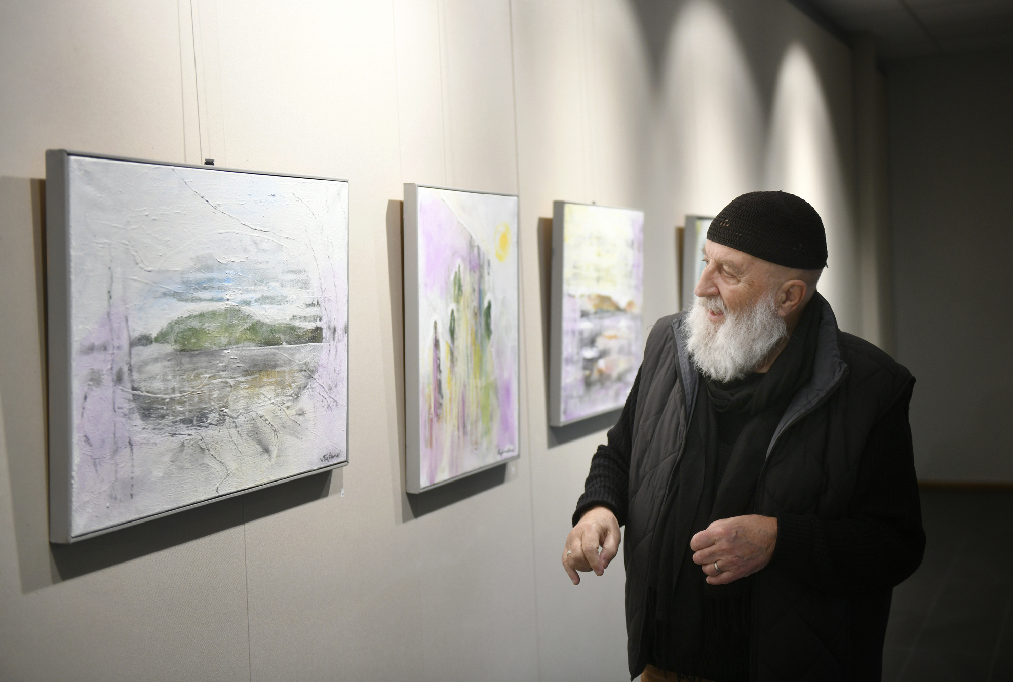 Stig Petrone målar för att mana till eftertanke