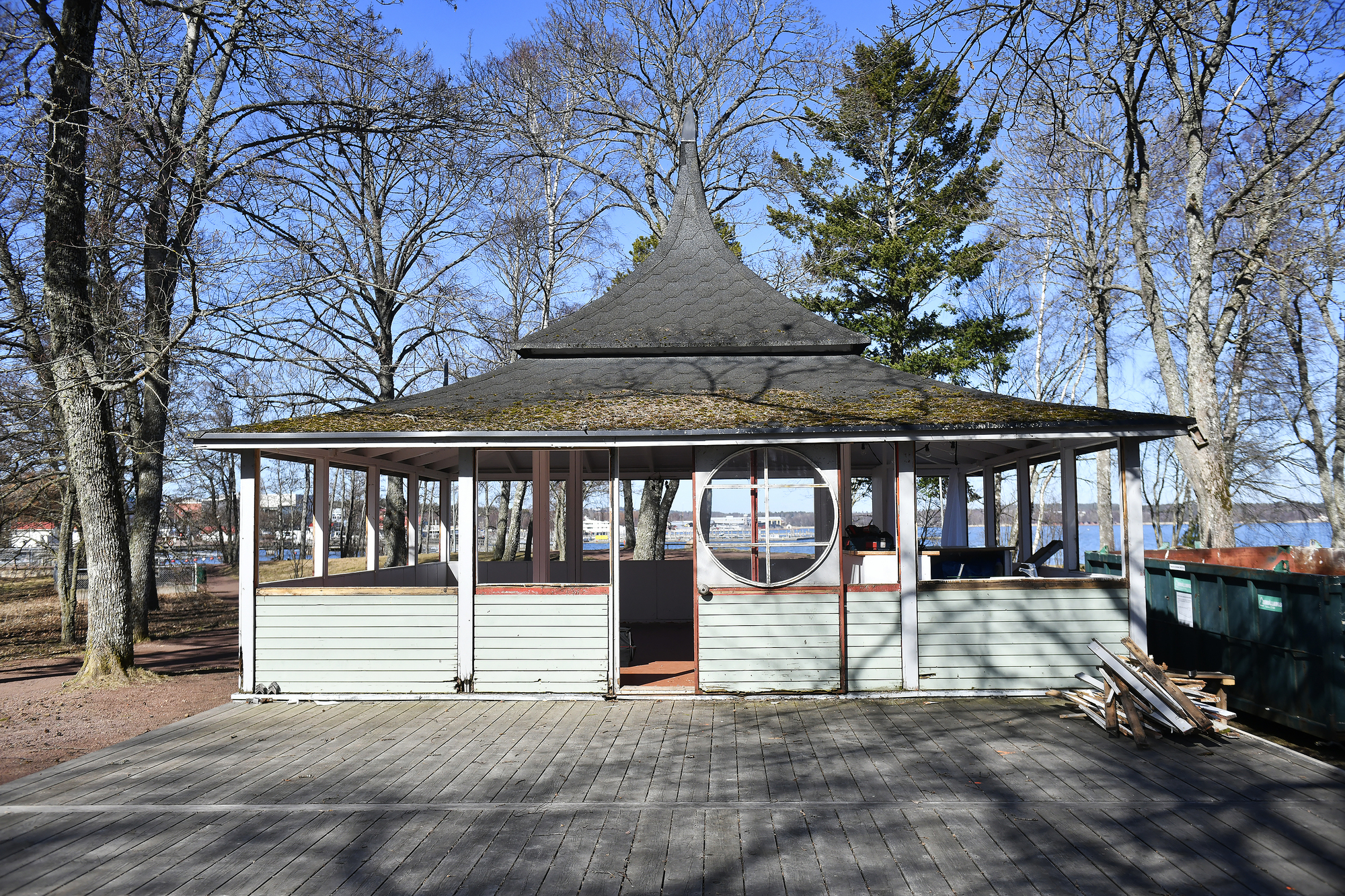 Rivningen av Lilla holmens paviljong pausas