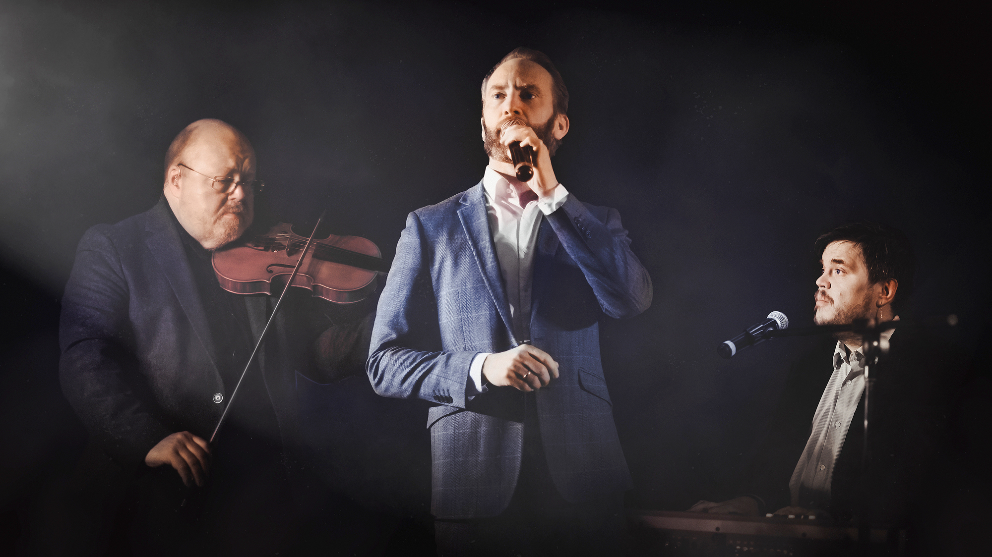 Kalle Moraeus och medmusiker på väg till Åland