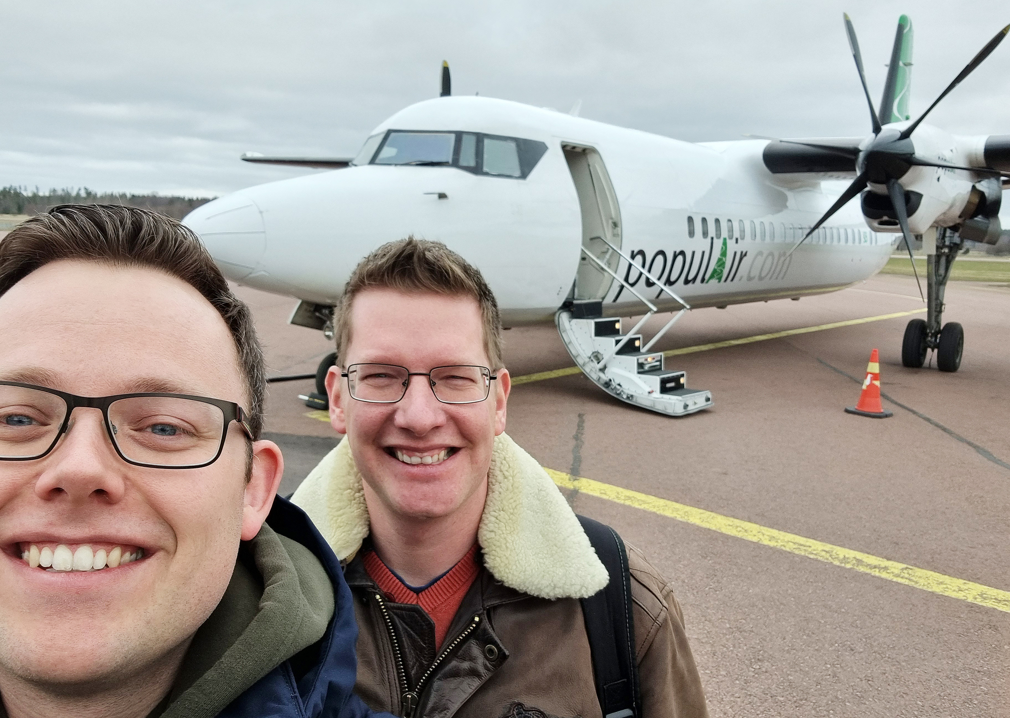 Bob och Bob reste till Åland för att åka unika flyget: ”Det är en Fokker-50 från 1987”