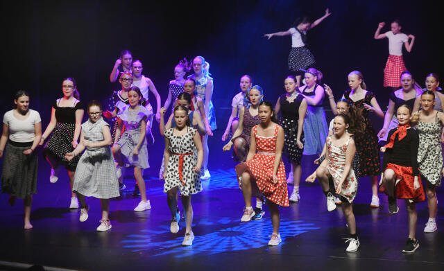 Dundrande dansglädje på Alandicas scen