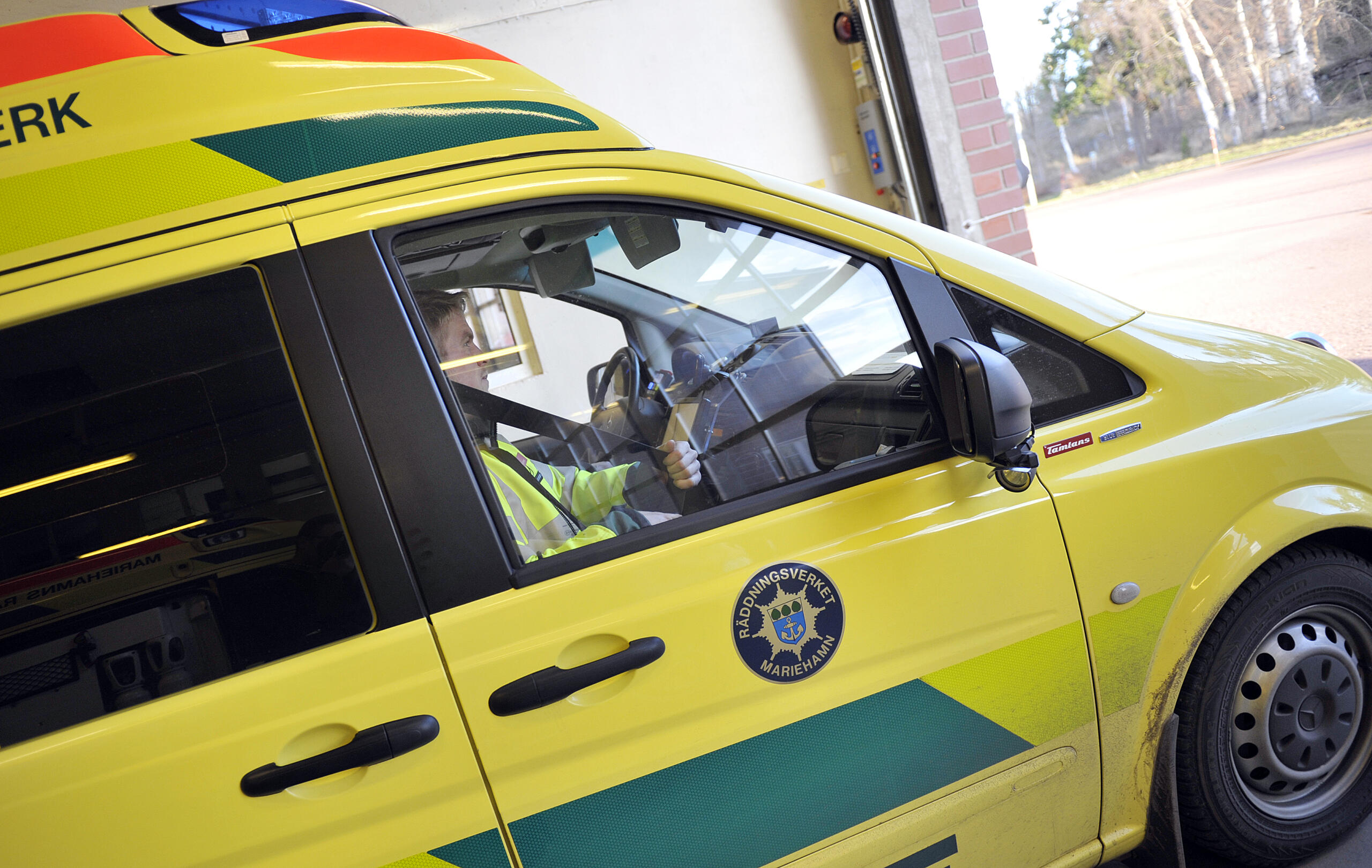 Körde av vägen – förd till sjukhus