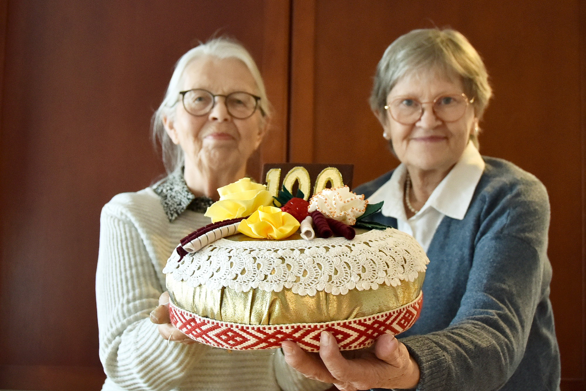 Hemslöjdare firar 100 år med oätbar tårta-tävling