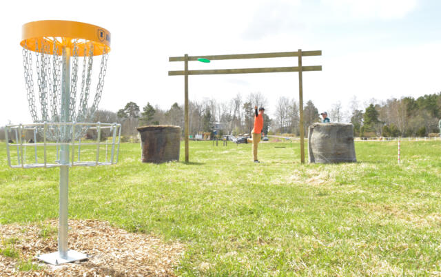 Neo testade nya discgolfbanan i Jomala