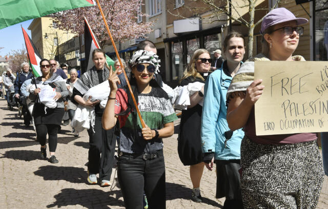 40-tal demonstranter tågade tyst genom Mariehamn