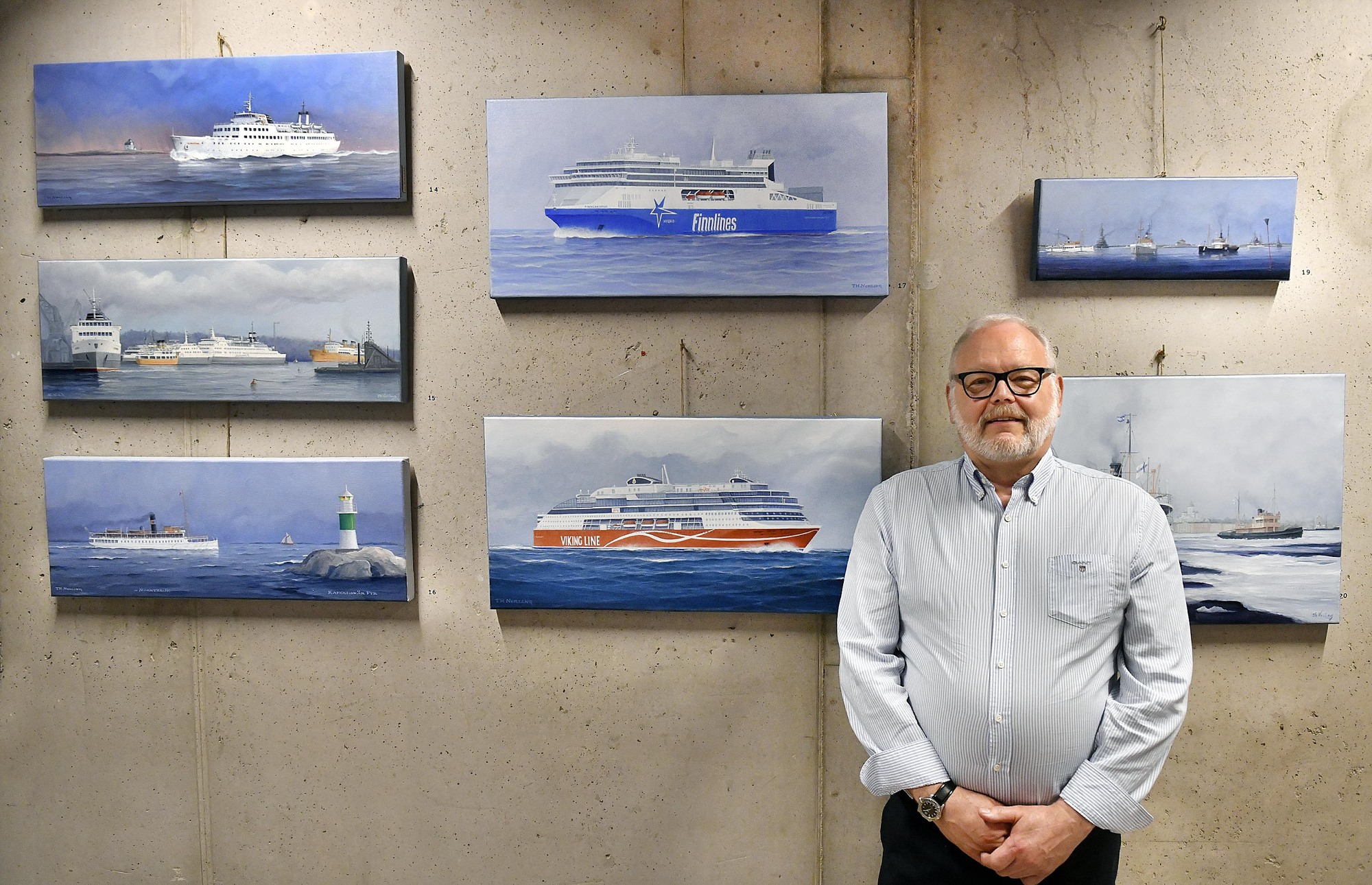 TH Norling visar marinmålningar på sjöfartsmuseet