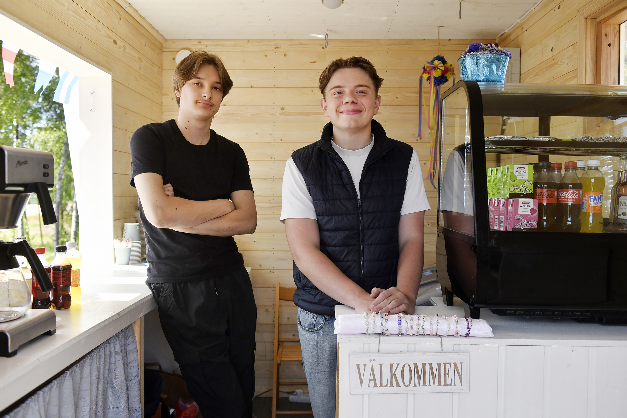 Unga entreprenörer driver kiosk vid Långnäs hamn