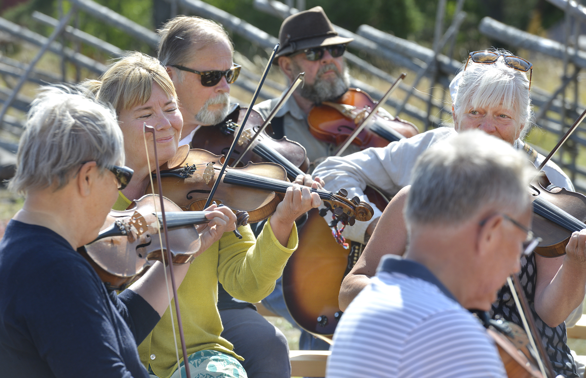 Spelmän intar Önningeby med gäster från Pargas