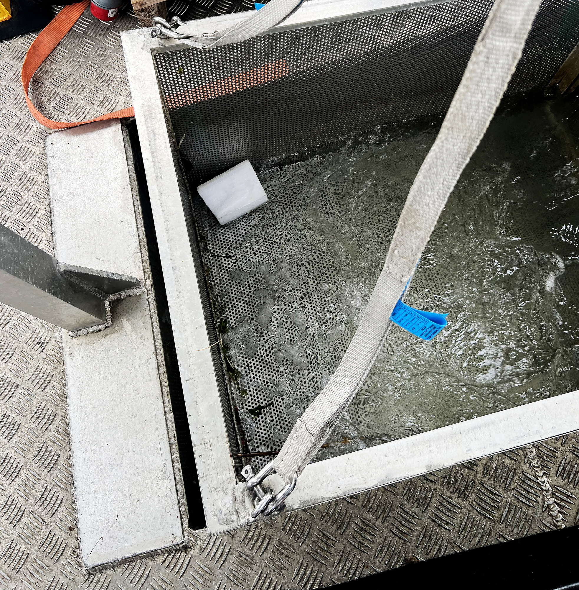 Skräpinsamlingsbåt besökte Mariehamn