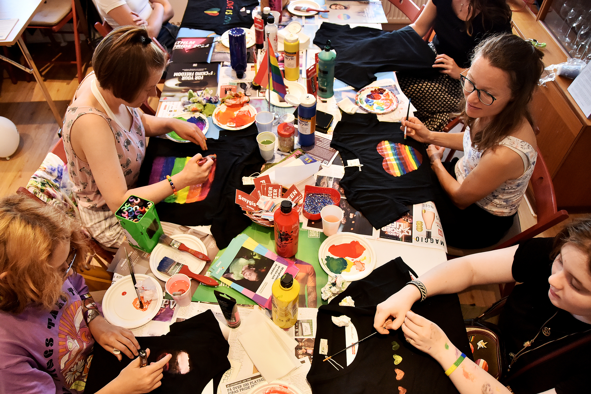 Färgglad kreativitet i prideverkstaden