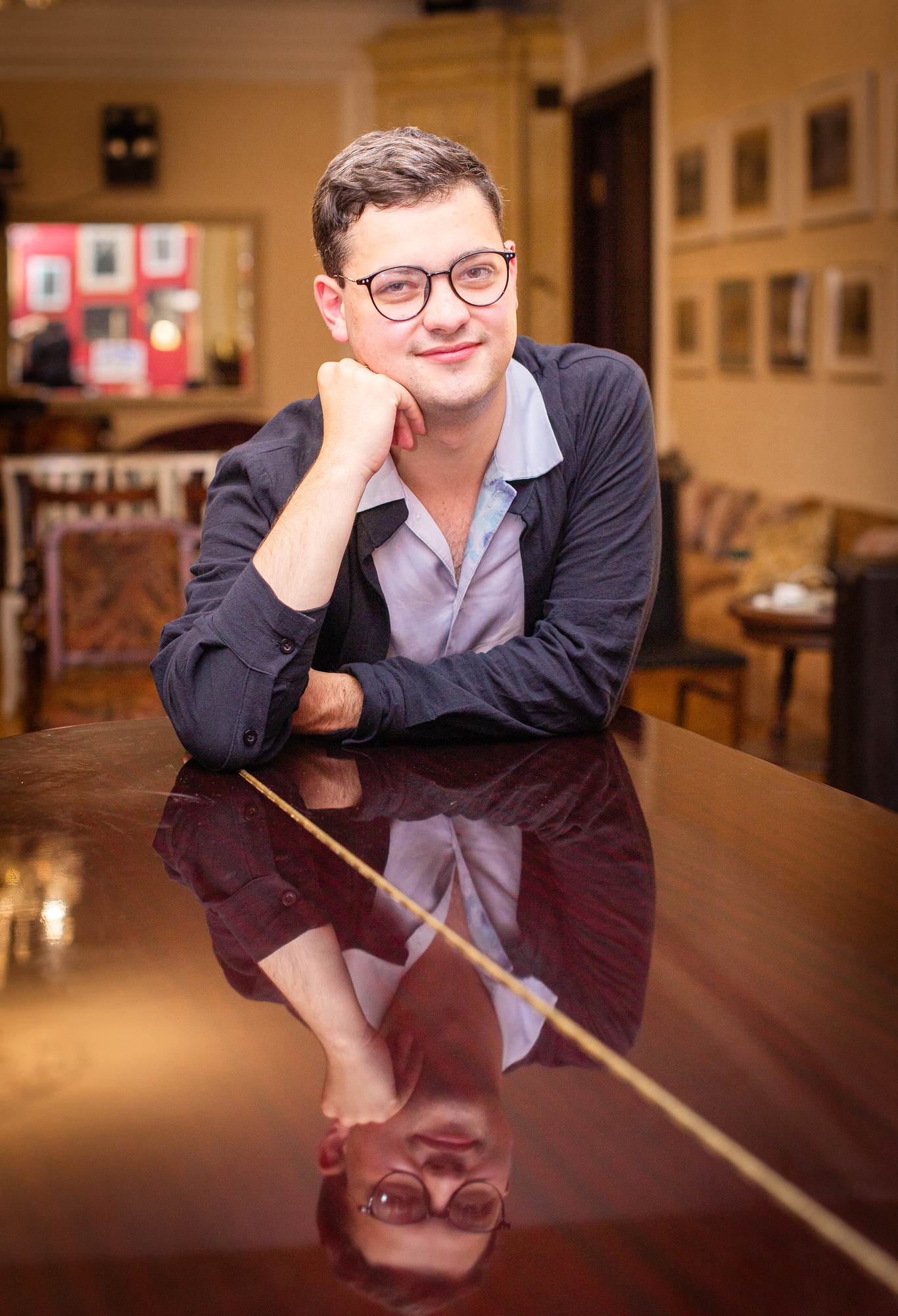 Aleksej Rybakov spelar piano i kyrkan söndag kväll