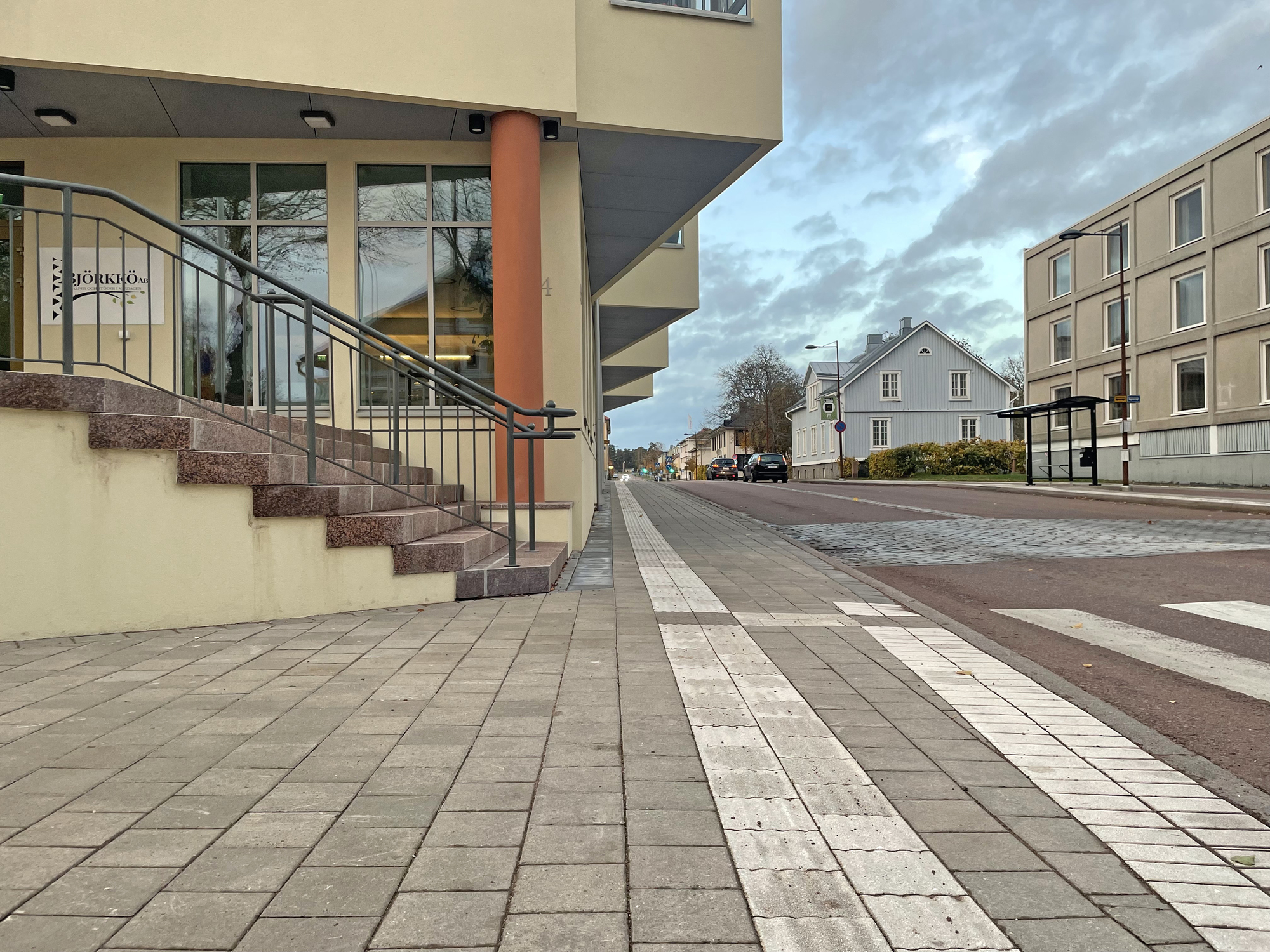 Kvinna knuffade ut pojke på bilväg