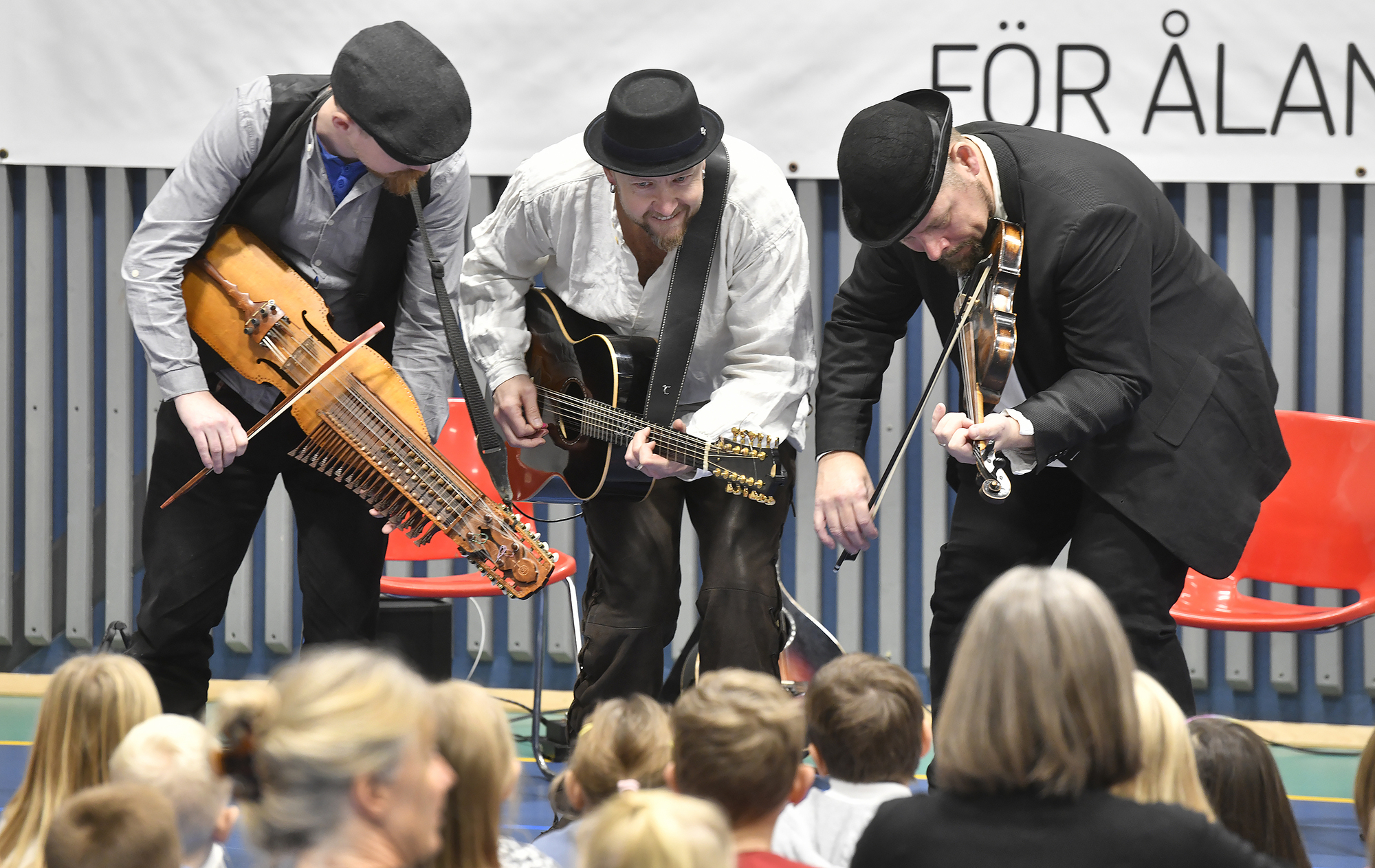 Spelmanstrio charmade Vikingaåsens ettor