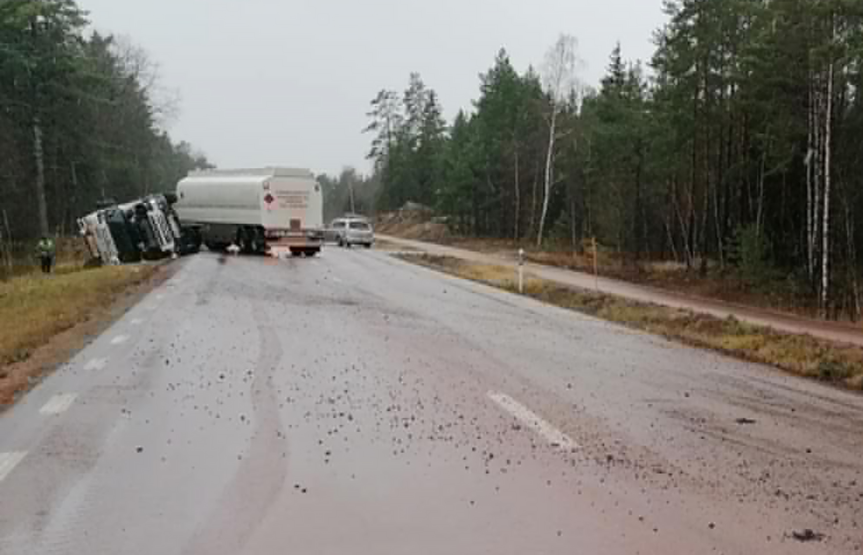 Tankbil med släp av vägen – brännolja läcker ”ganska kraftigt”