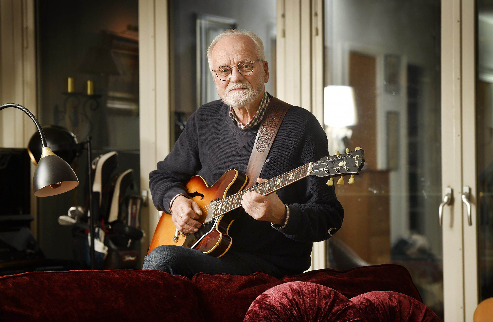 Kille krämar fortfarande på med gitarren