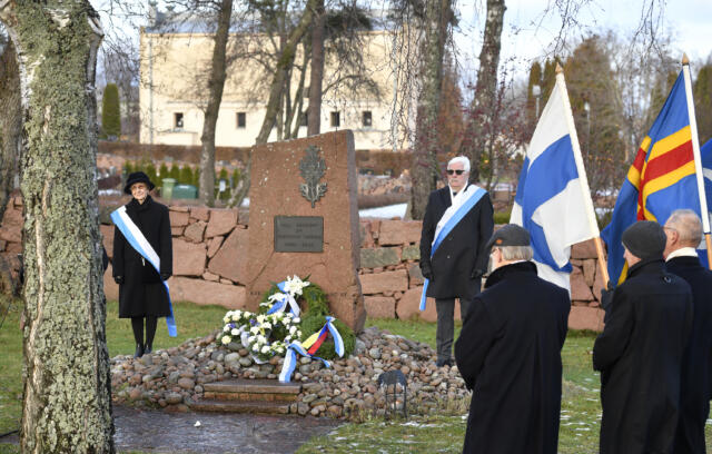 ”Vårt samhälle byggdes inte upp billigt” – krigsveteraner hedrades på självständighetsdagen