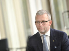 Löfström ser allvarligt på polisuppgifter – lämnar in spörsmål