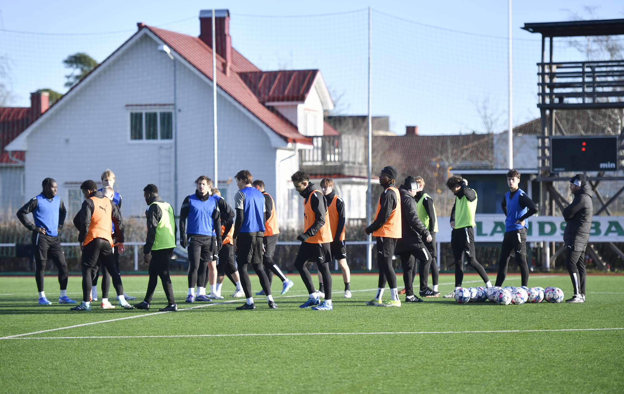 Engelsk mittback testar med IFK Mariehamn