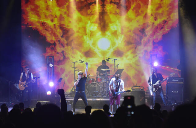 AC/DC hyllades på Alandica
