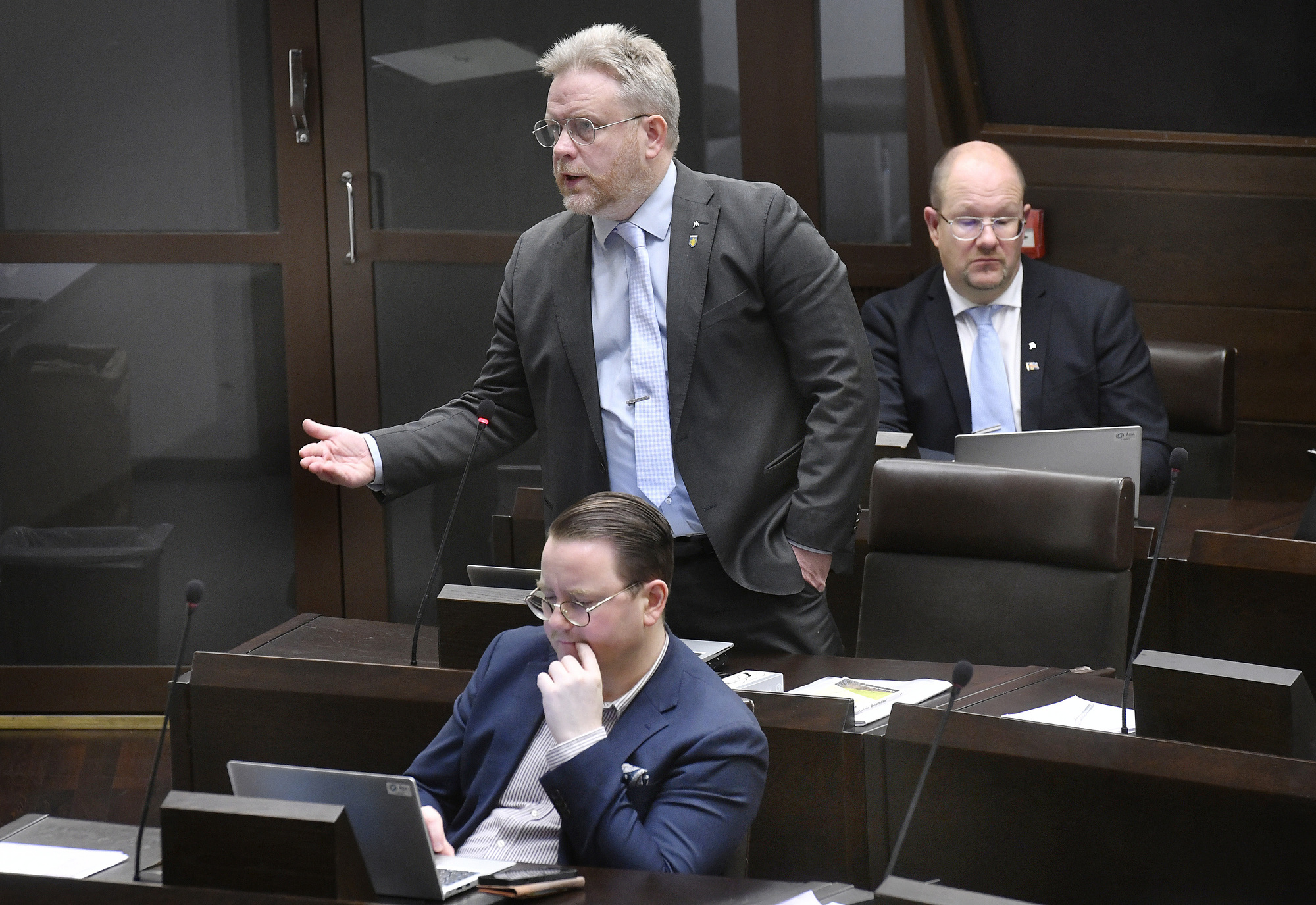 Lagtingsdebatt: Oppositionen enad i ny påstöt om KST-klienter