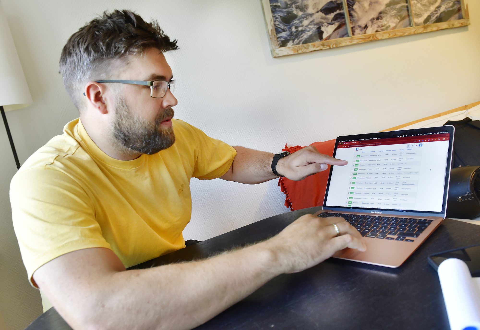 Han vill göra det lättare att resa till Åland