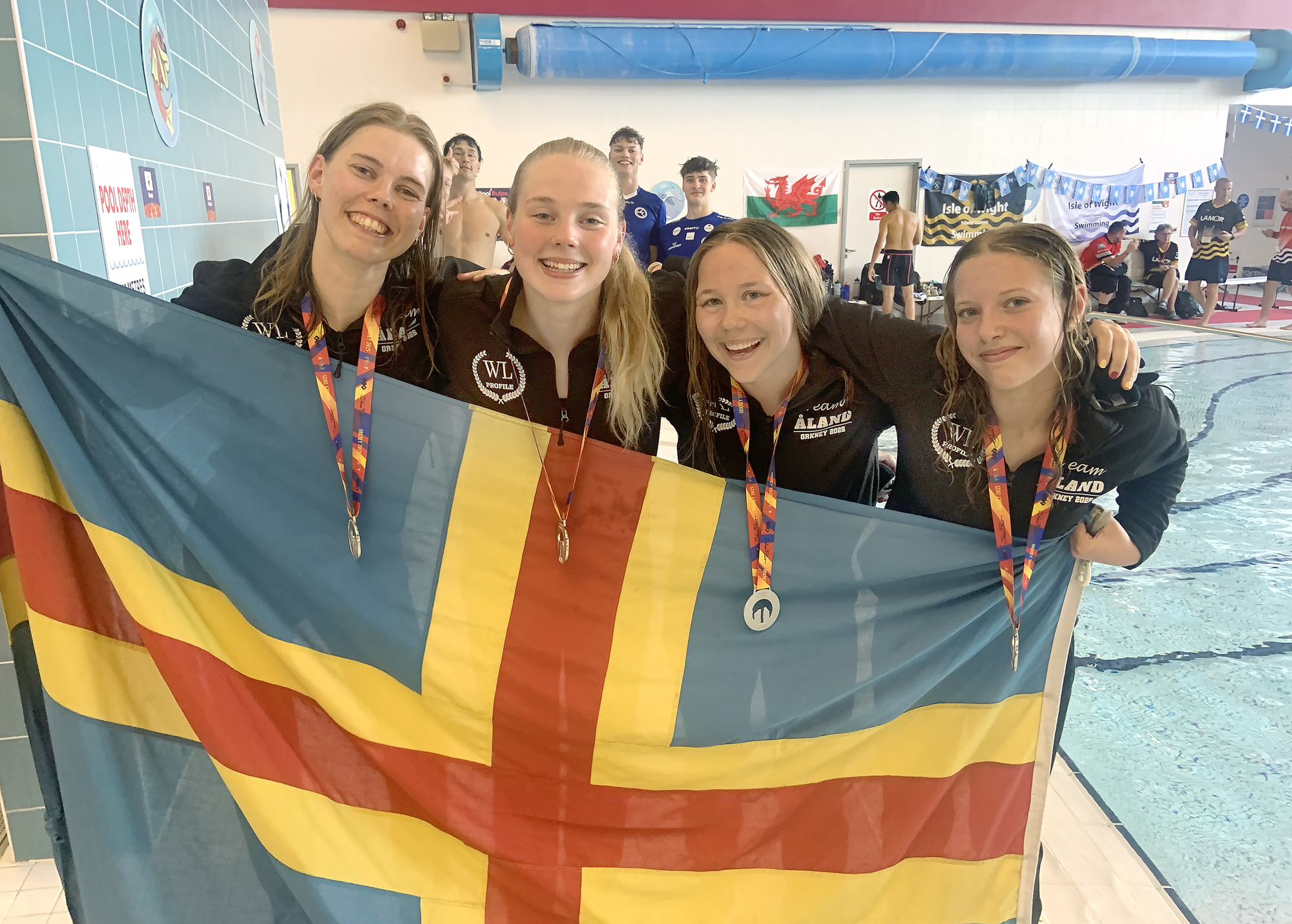 Glädjetårar när simdamerna knep silvret efter nytt rekord