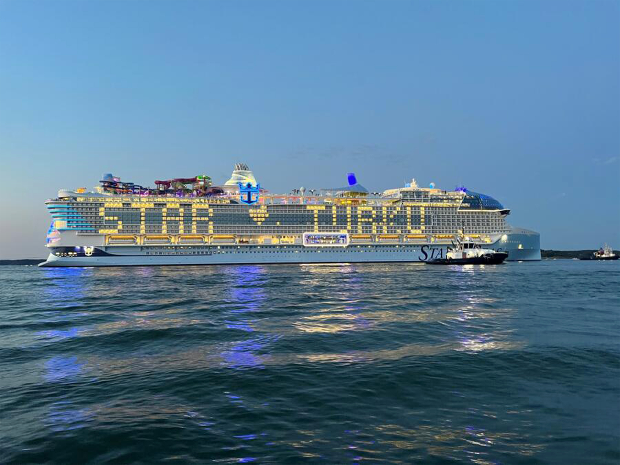 Här glider nya lyxkryssaren genom Åbolands skärgård