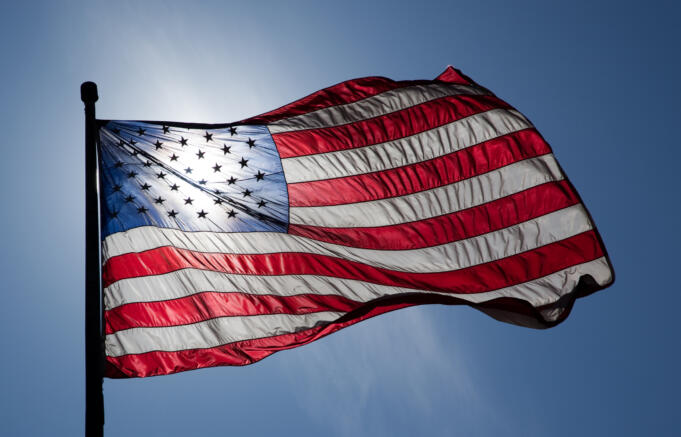 Solnedgång över jätten i väster