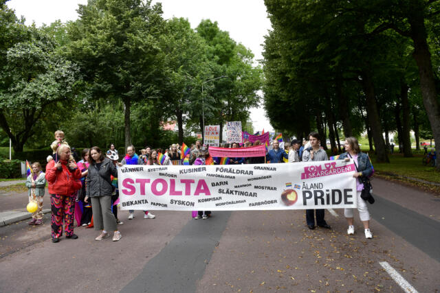 Lika värde och kärlek tema i årets prideparad