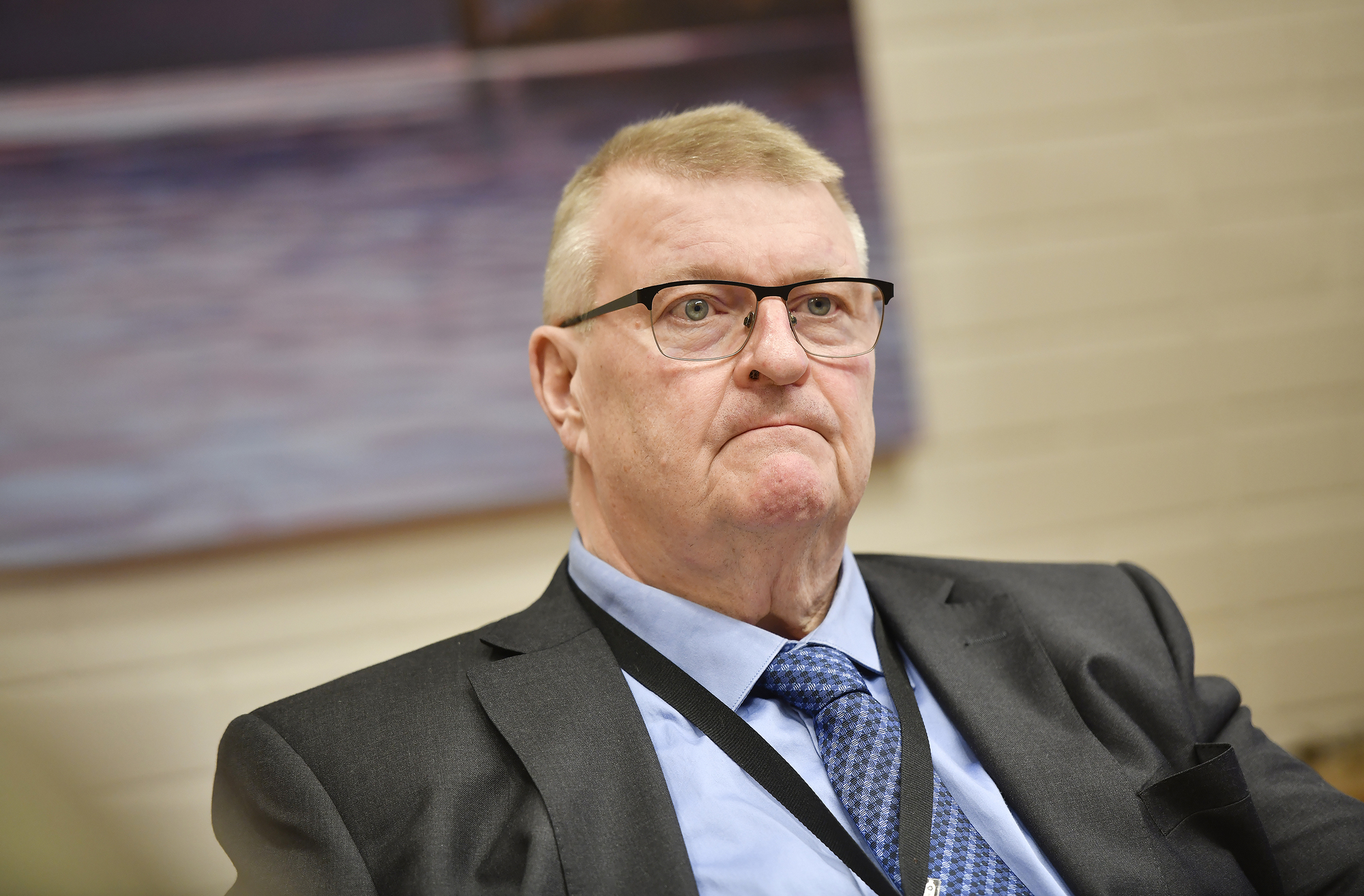 Försäljning kompliceras av företrädare på dubbla stolar