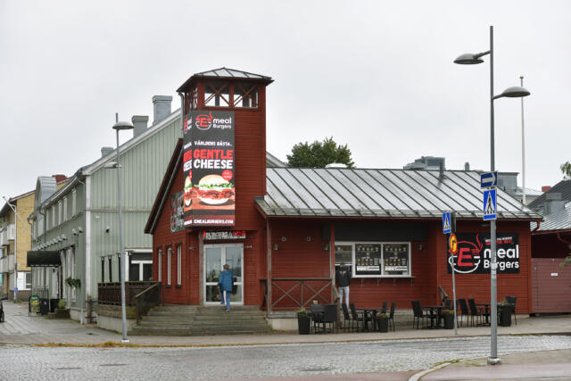 Het debatt om skyltar och flaggor i stadsbilden – stadsdirektören reder ut vad som gäller