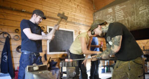 Nöjda slöjdare på helgkurs på folkhögskolan