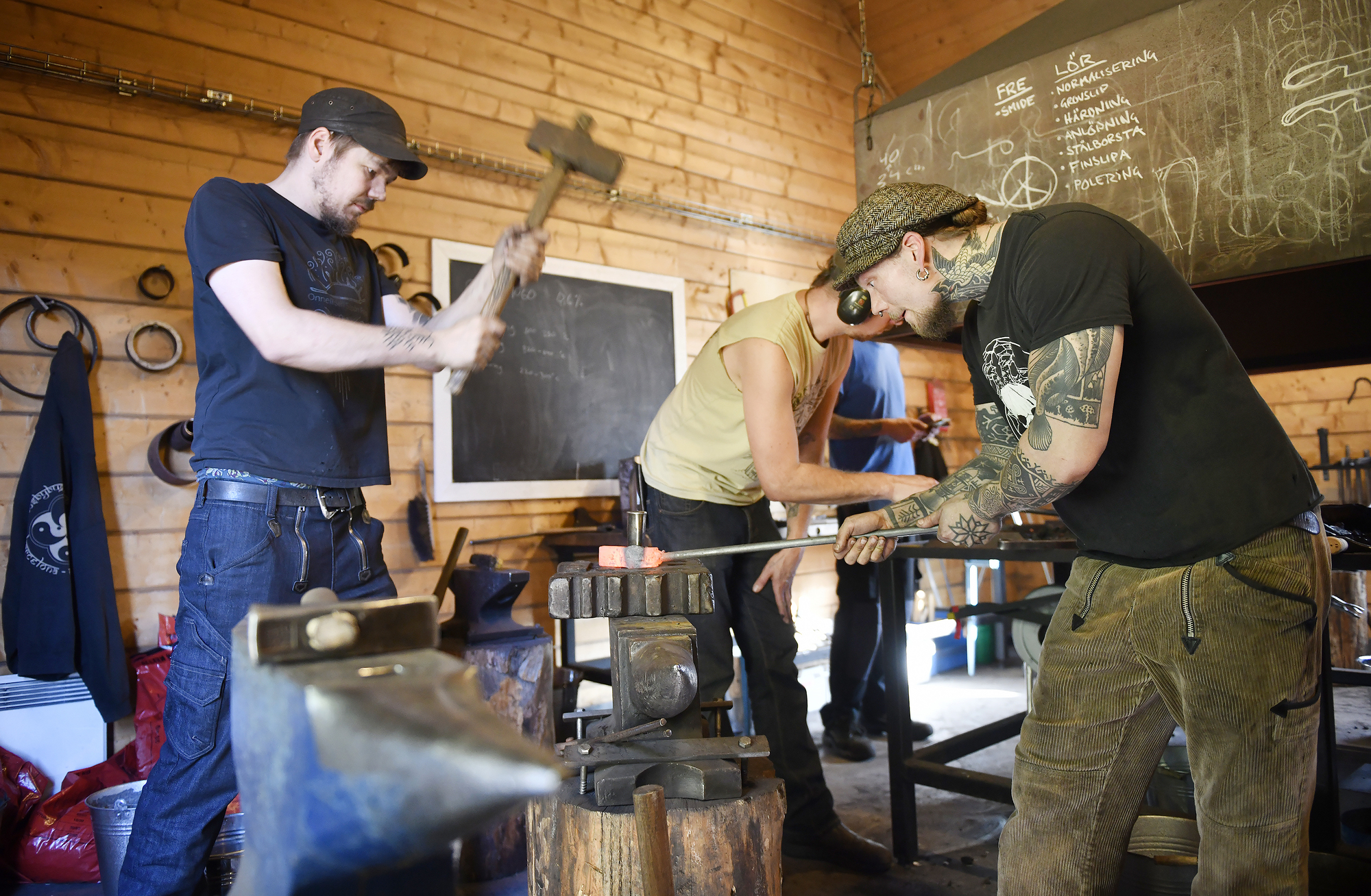 Nöjda slöjdare på helgkurs på folkhögskolan